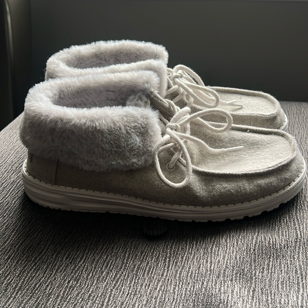 Womens’ Hey Dude Oatmeal color Mocassins size 8